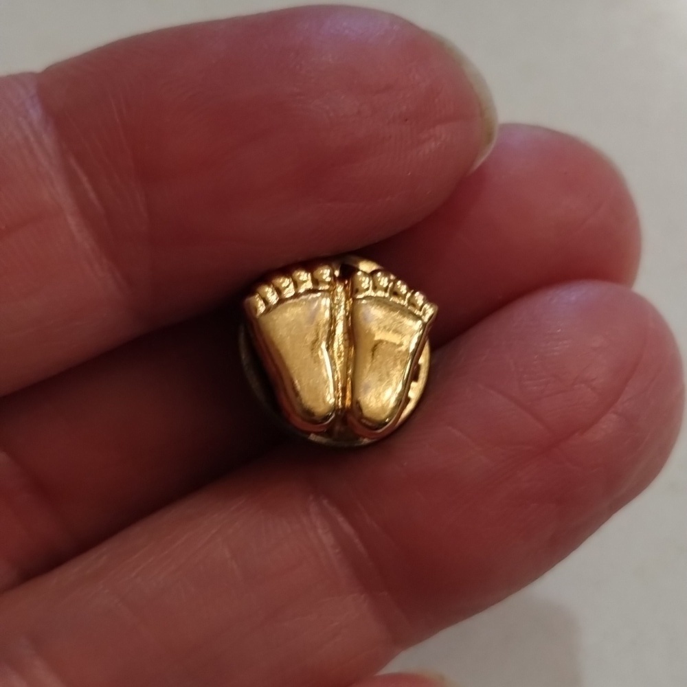 Baby Feet Lapel Pin gold tone